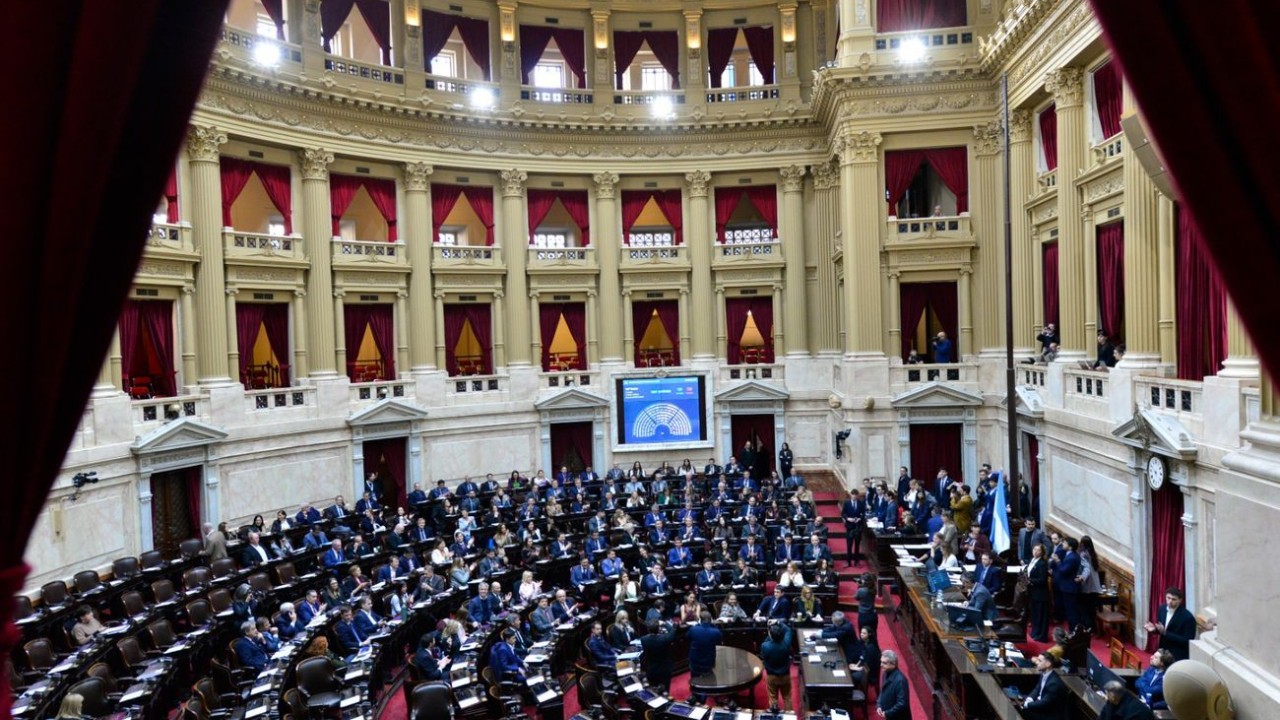 Diputados en sesión durante la aprobación de recortes en subsidios al gas