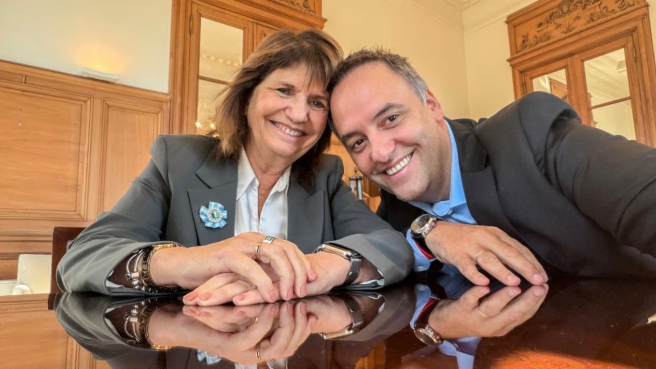 Patricia Bullrich y Manuel Adorni en un evento político en Argentina.