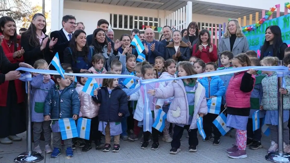 Inauguración del nuevo edificio del Jardín N° 323 en Esperanza, con la presencia del gobernador Pullaro.