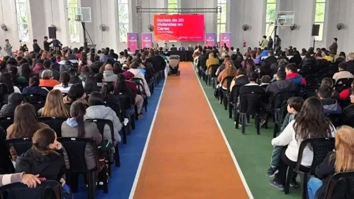 Sorteo de viviendas en Ceres con la participación de autoridades locales y familias.
