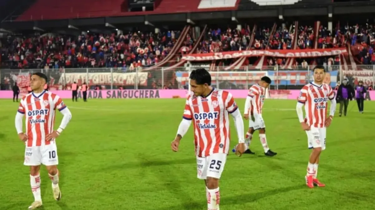Un jugador de Unión en acción durante el partido contra Independiente.